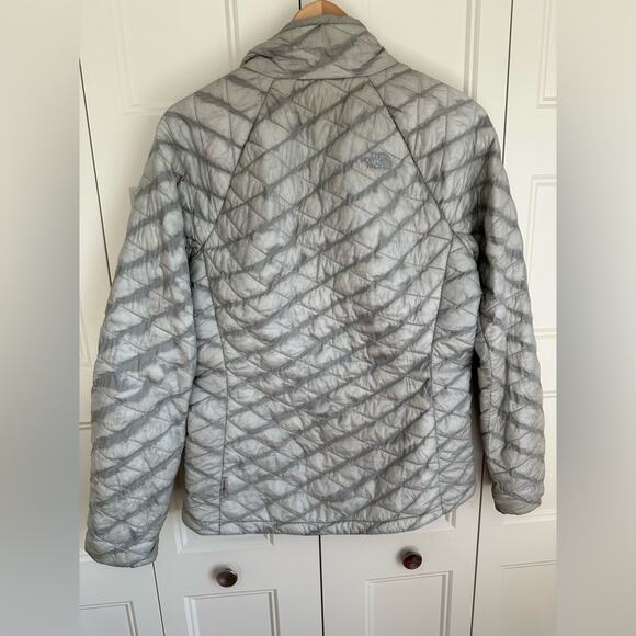 North Face Women's Mid Grey Thermoball Trekker Jacket - Picture 5 of 11
